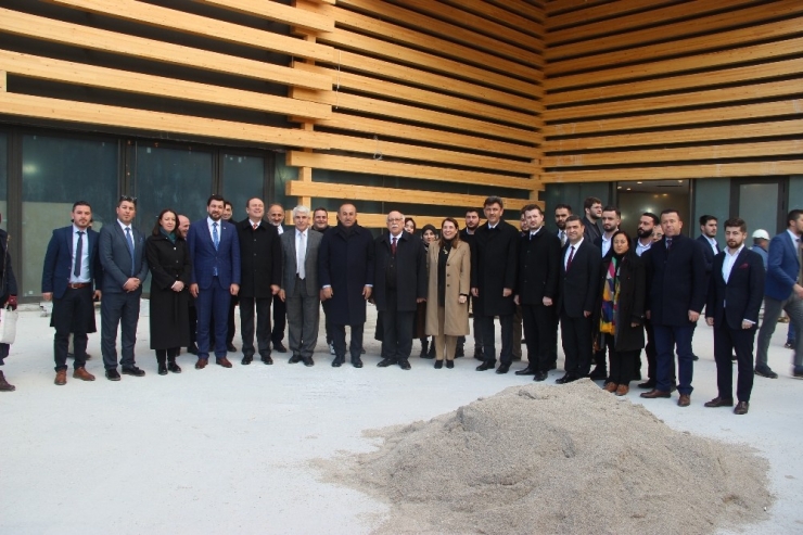 Bakan Çavuşoğlu’ndan Modern Sanatlar Müzesi İncelemesi