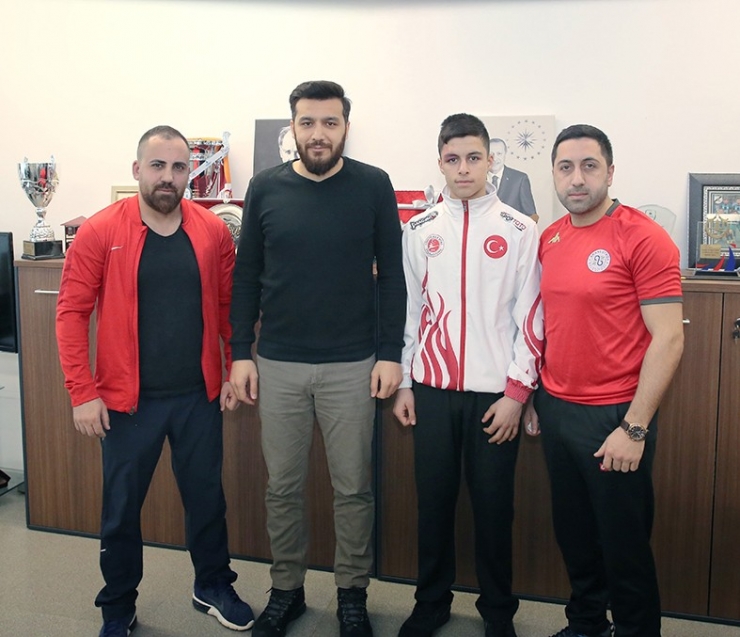 Arnavutköylü Genç Boksör İrlanda’da Şampiyonluk Peşinde