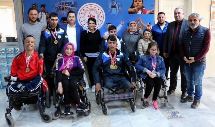 İl Müdürü Öztürk Şampiyon Sporcuları Ödüllendirdi