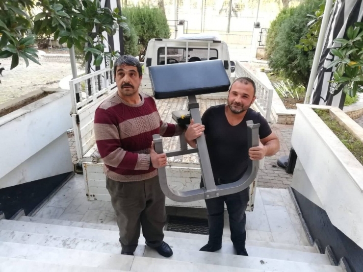 Kulübe Gelen Haczi Hamalların Vicdanı Önledi