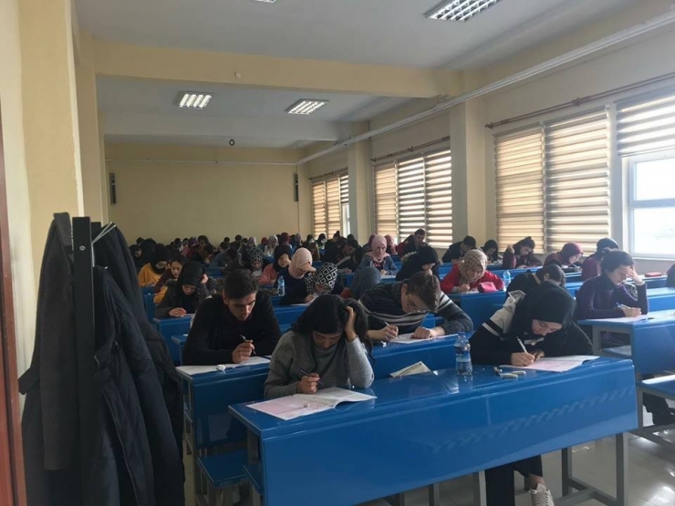 Üniversite’ye Hazırlık Yapan Öğrencilere Gerçeğini Aratmayan Deneme Sınavı