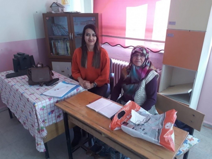 60 Yaşında Okuma Yazma Öğrenmek İçin Azmetti