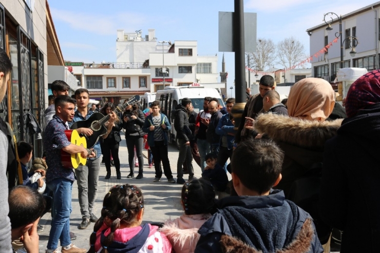 Güneşi Gören Sokak Sanatçıları Sahneye Çıktı