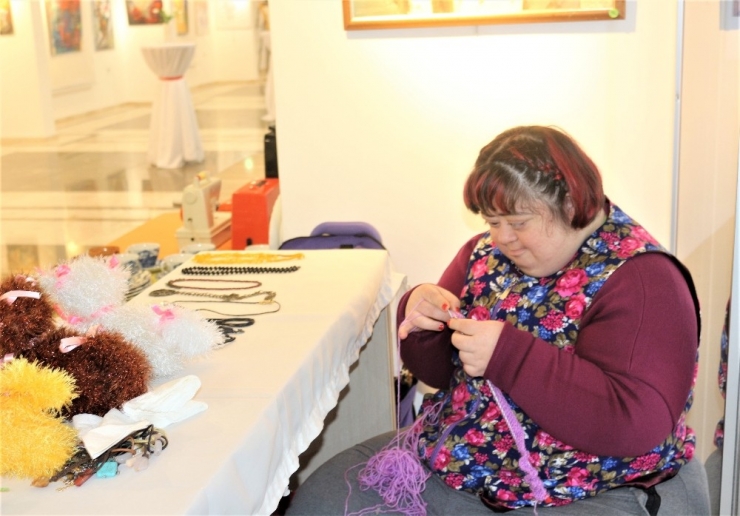 Down Sendromlu Ece Yaptığı Elişi Ürünleri Satarak Annesine Ev Almak İstiyor