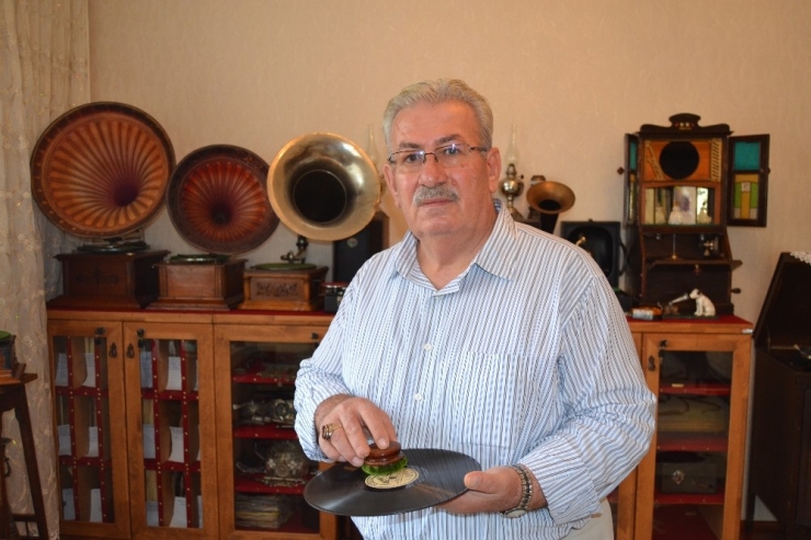 Zeki Müren’le Başladı Yaklaşık 2 Bin Taş Plak Biriktirdi