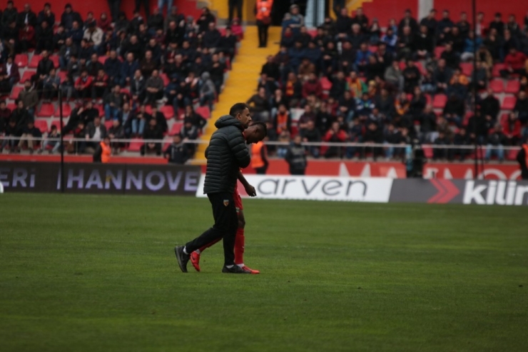 Spor Toto Süper Lig: İstikbal Mobilya Kayserispor: 0 - Beşiktaş: 1 (İlk Yarı)