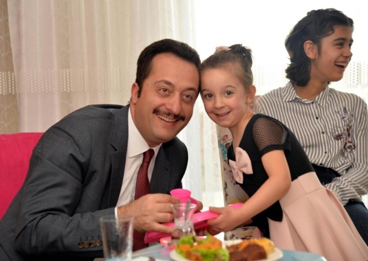 Vali Şentürk Çocuklarla Buluştu