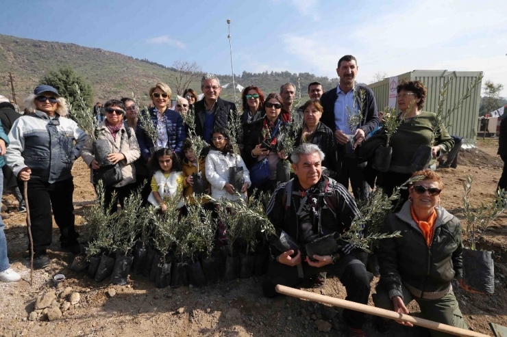 Karşıyaka’nın ’Kentsel Dönüşüm Ormanı’na Bin 500 Fidan
