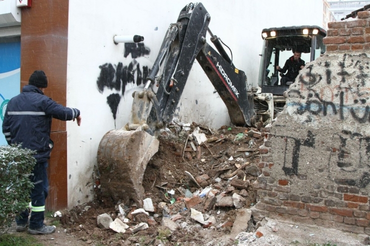 Odunpazarı Belediyesi Metruk Binalarda Çalışmalarına Devam Ediyor
