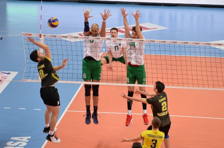 Efelerin Bileği Bükülmüyor