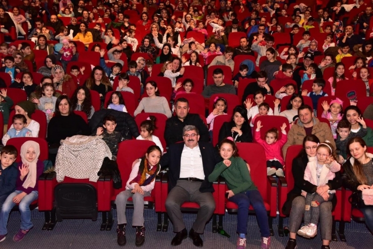 Başkan Can, Çocuklarla Tiyatro Oyunu Seyretti