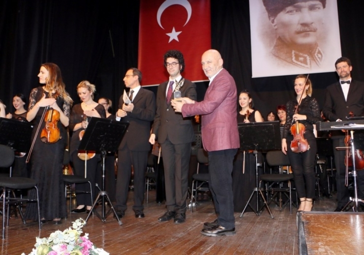 Çetin Emeç Kartal’da Senfoni Orkestrası Konseri İle Anıldı