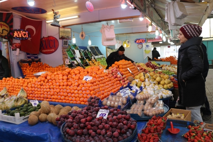 Manavlar, Tezgahları Yeni Meyvelere Hazırlıyor