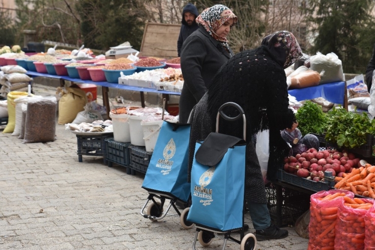 Artuklu Belediyesi Bin Pazar Arabasını Vatandaşa Dağıttı