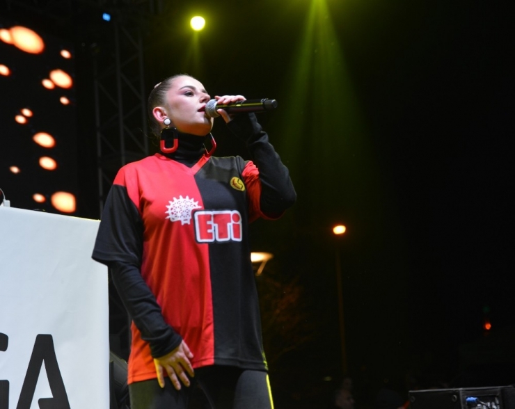 Merve Özbey Eskişehir’i Isıttı