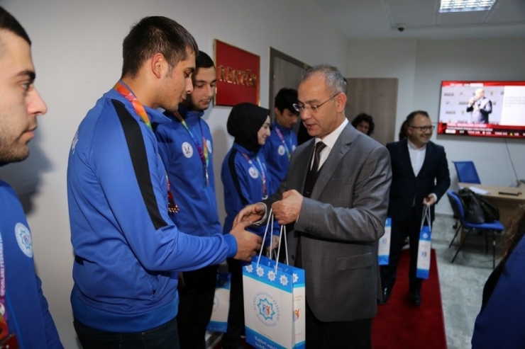 Alkü 8 Madalya, 2 Kupayla Döndü