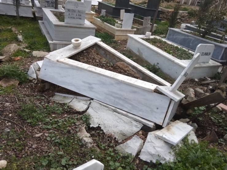 Bilecik’te Yaşanan Toprak Kayması Mezarlara Zarar Verdi