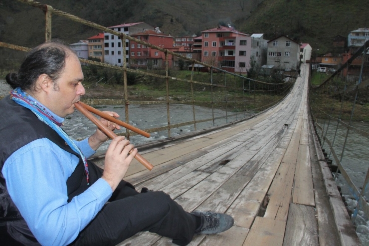 Unutulan Enstrümanları Hem Yapıyor Hem De Çalıyor