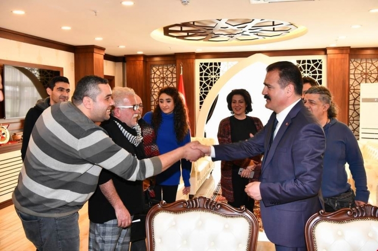 Tiyatro Oyuncularından Vali Akbıyık’a Ziyaret