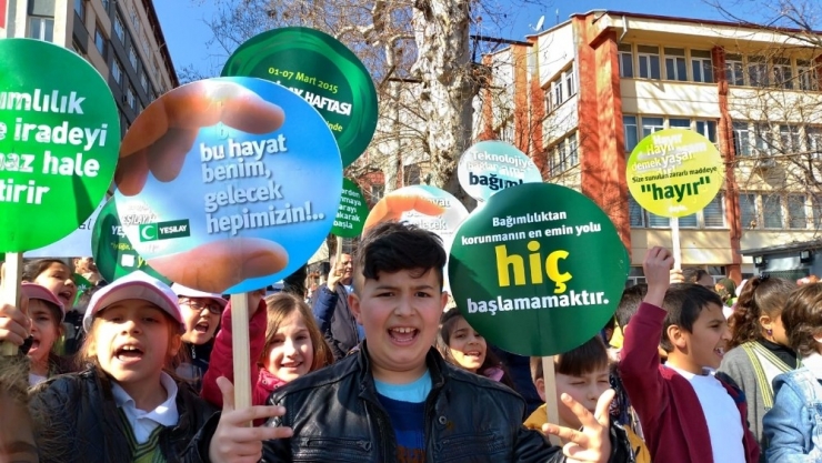 Minikler Sloganlarıyla Farkındalık Oluşturdu