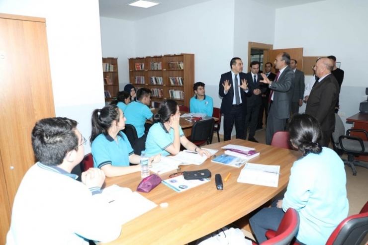 Vali Öksüz’ün Okul Ziyaretleri Sürüyor