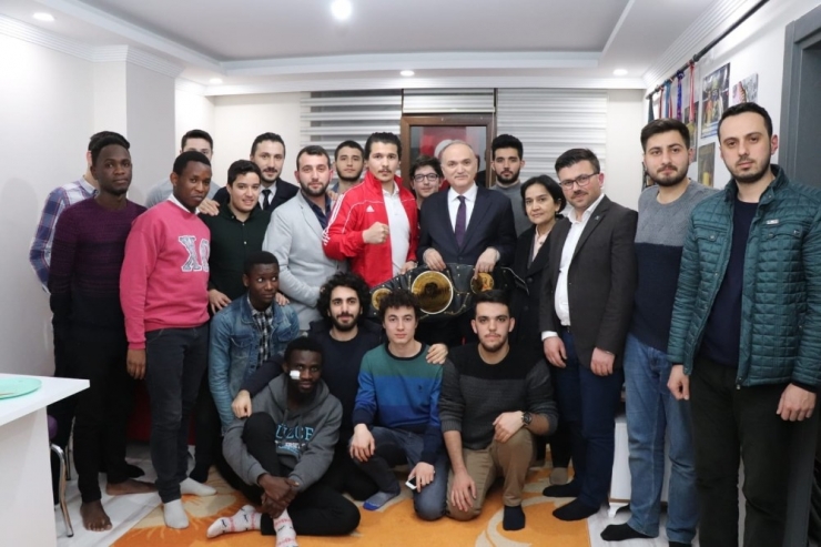 Özlü, Öğrencilerin İsteğini Geri Çevirmedi