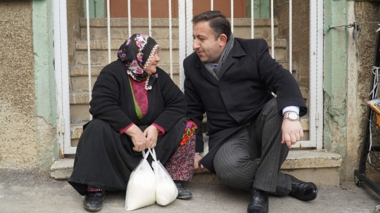 Başkan Cömez Kolları Sıvadı...ak Parti’den Ücretsiz Süt Dağıtımı