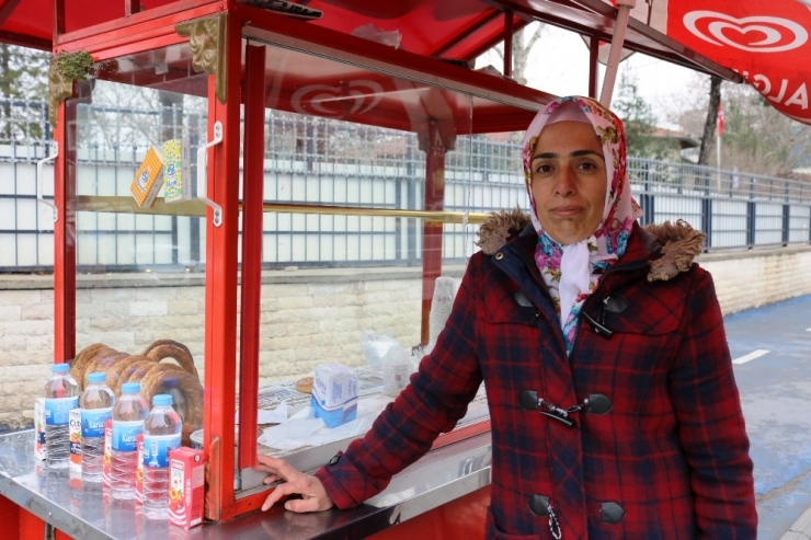 Eşi Terk Etti, Simit Satarak Çocuklarını Okutmaya Başladı