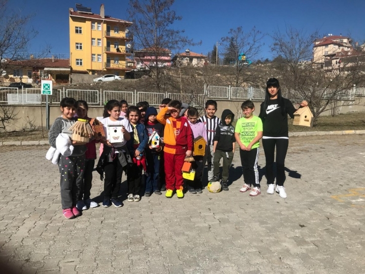 Doğanın Bekçileri Minik Öğrencilerden Kuşlara Yem