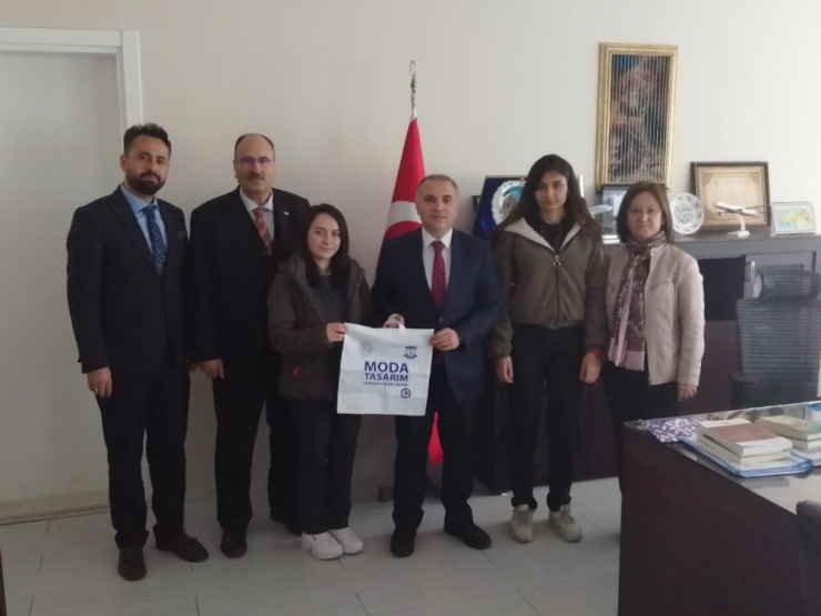 Öğrenciler, Kendi Elleriyle Yaptıkları Bez Çantaları Dağıttı