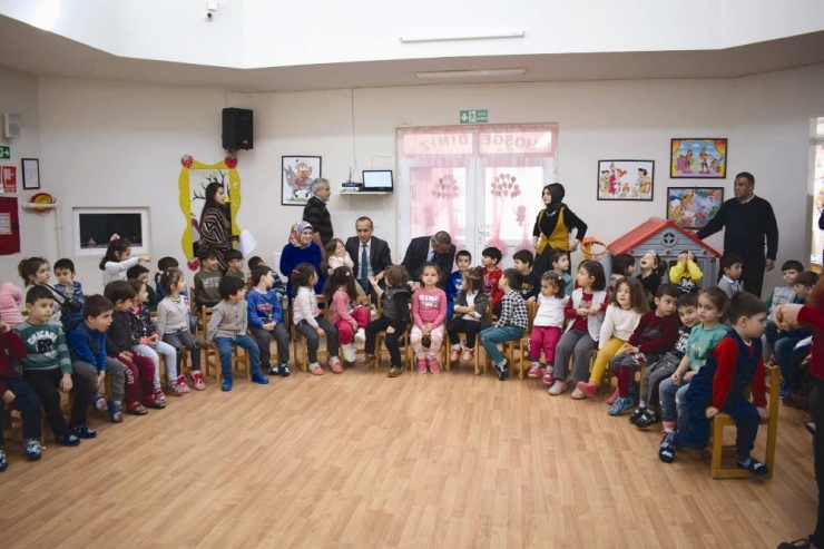 Minik Öğrenciler Hacivat Ve Karagöz Oyunu İle Türkçe’ye Sahip Çıktılar