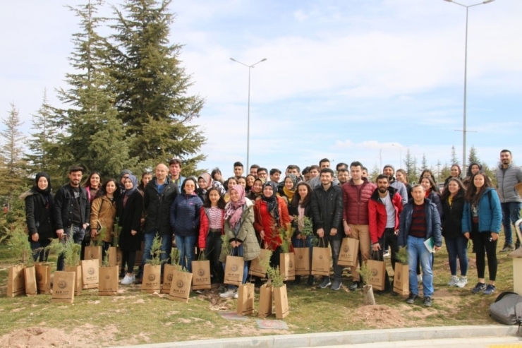 Nevü Öğrencileri Fidanları Toprakla Buluşturdu