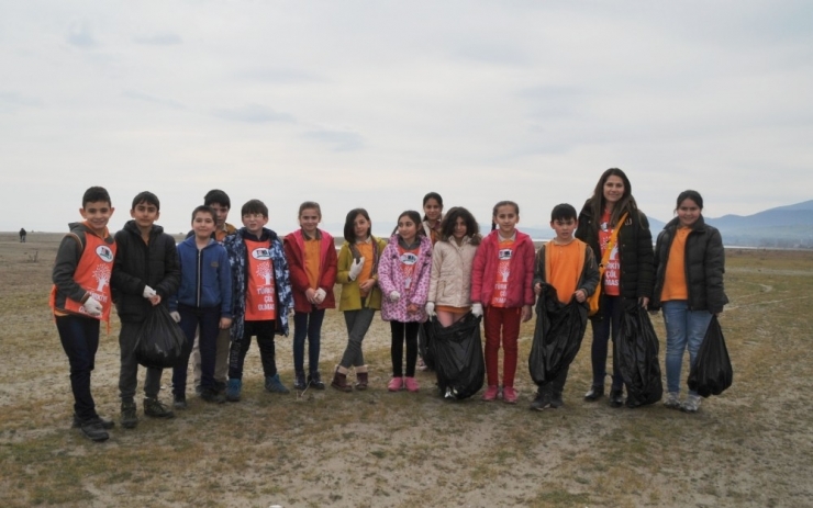 Öğrenciler Temiz Çevreye Dikkat Çekmek İçin Çöp Topladı