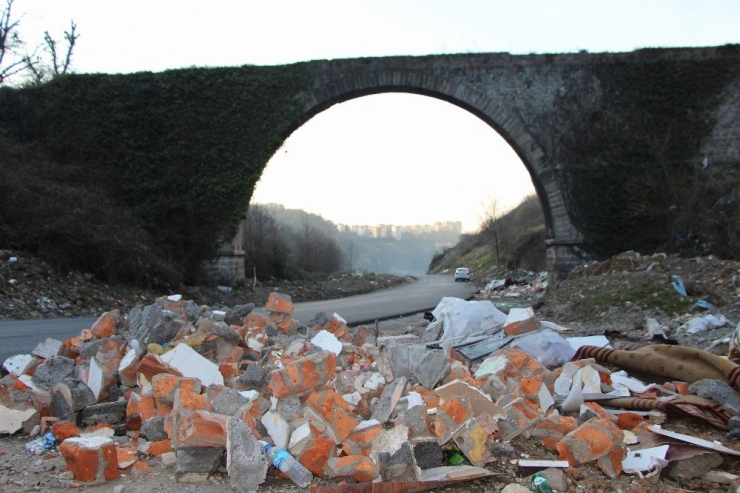Tarihe Moloz Döküyorlar