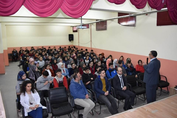 Aslanpa’da ’’Bilinçli Müslüman Nasıl Olunmalı’’ Konulu Konferans