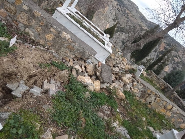 Bilecik Belediyesi’nden Mezarlıktaki Toprak Kaymasına İlişkin Açıklama