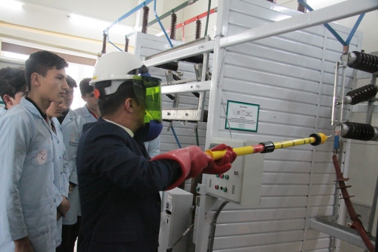 Meslek Lisesinde ‘Yüksek Gerilim Laboratuvarı’