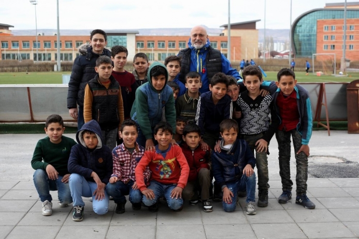 Kayserispor’u Minikler Ziyaret Etti