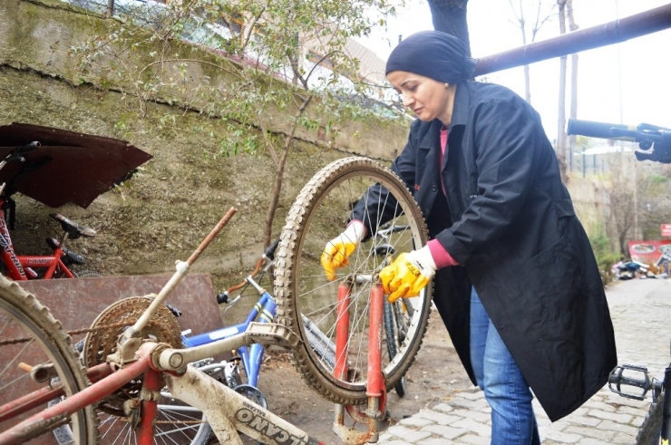 Bisiklet Tamiri İçin Eşine Yardımcı Olan Kadın, Usta Oldu