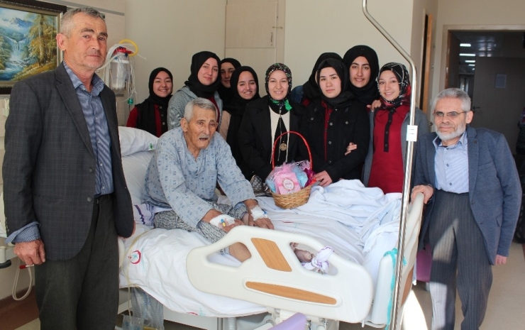 Öğrencilerden Hastalara Manevi Destek