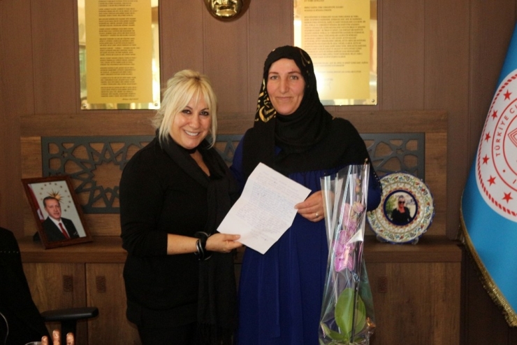 46 Yaşında Okuma Yazma Öğrendi, İlk Mektubunun Teması ‘Kadınlar’ Oldu