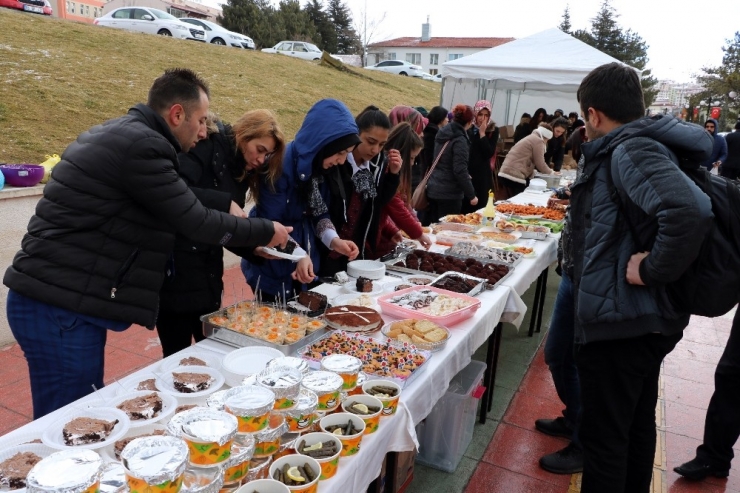 Okulları Yararına Kermes Açtılar