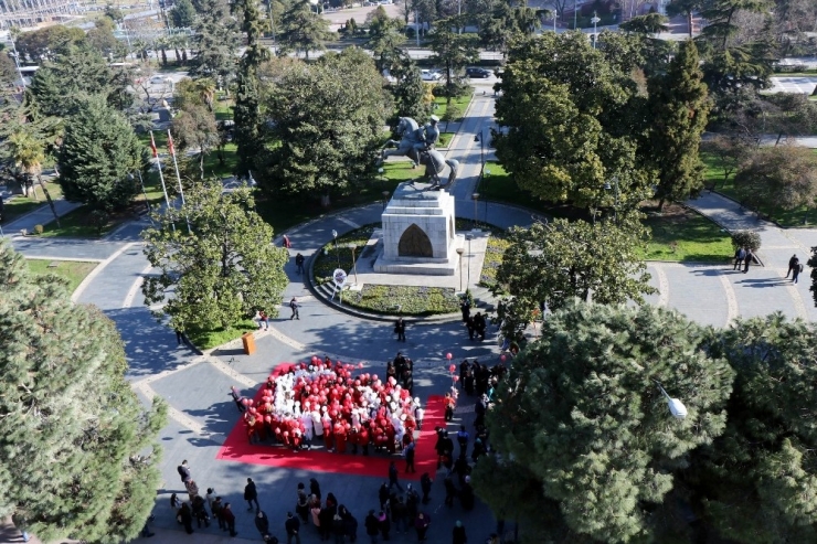 Kadınlar Gökyüzüne Ay-yıldızlı Balonlar Bıraktı