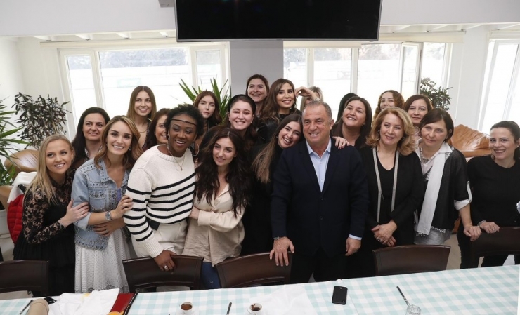 Galatasaraylı Futbolcular, Eşlerine Yemek Servisi Yaptı