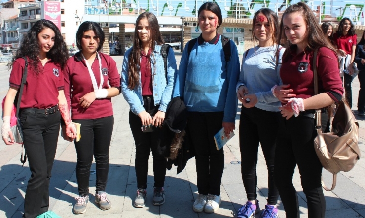 Öğrenciler Kadınlar Gününe Özel Önce Yürüdü Sonra Kitap Okudu