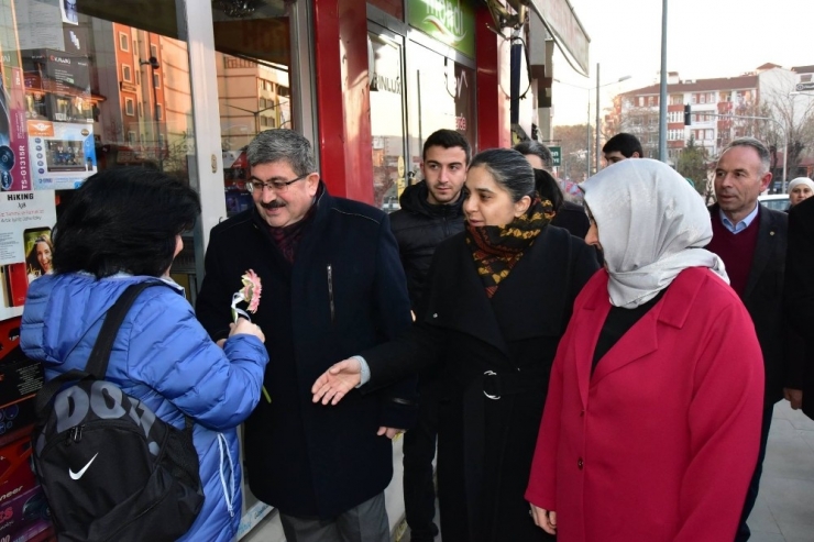 Başkan Can, Sabahın İlk Saatlerinde Kadınlara Çiçek Verdi