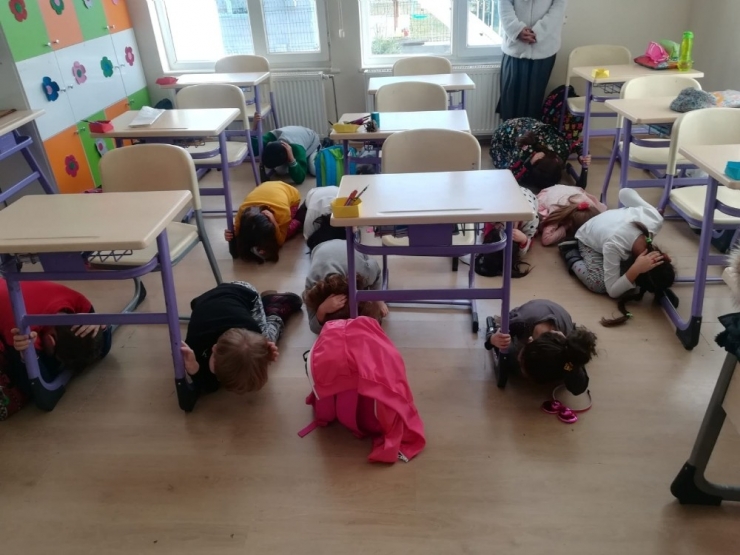 Bilecik’te Minik Öğrencilerin Katılımı İle Deprem Tatbikatı