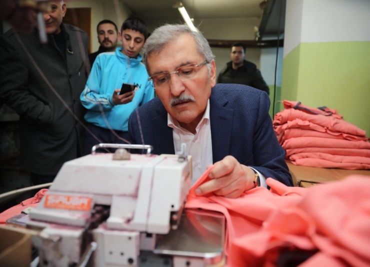 Murat Aydın, Konfeksiyon Atölyesini Ziyaret Edip Dikiş Dikti