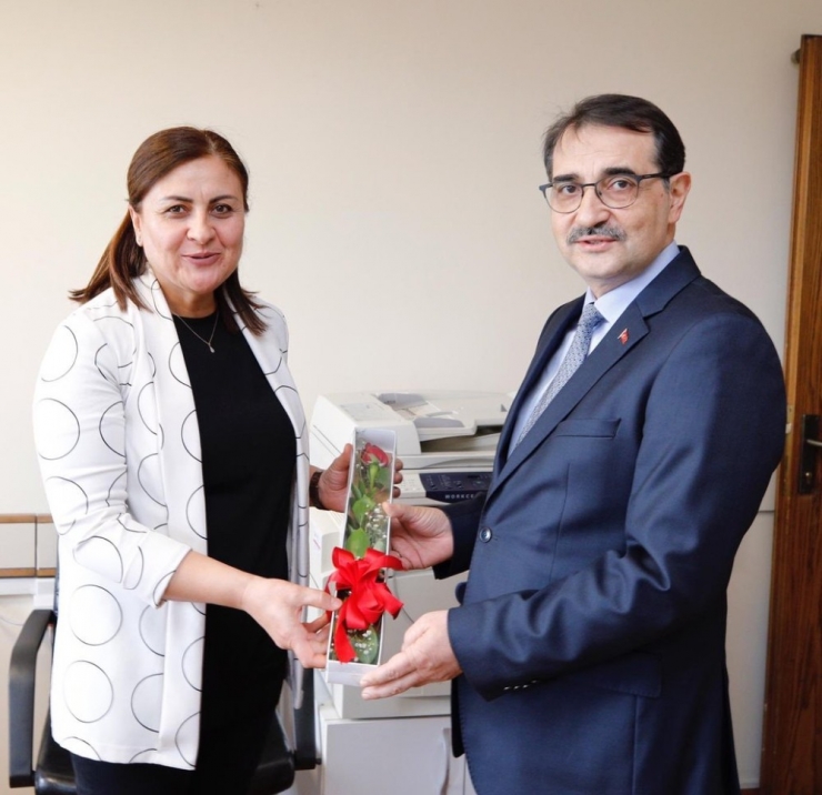 Bakan Dönmez Kadın Personelin Kadınlar Günü’nü Kutladı