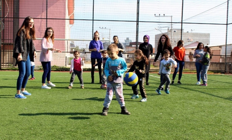 Manisa Kız Yurdu Öğrencileri, Minik Yüreklere Dokunuyor